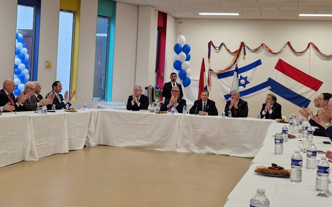President Herzog bezoekt Rosj Pina, luistert naar zingende leerlingen en spreekt met leiders Joods Nederland