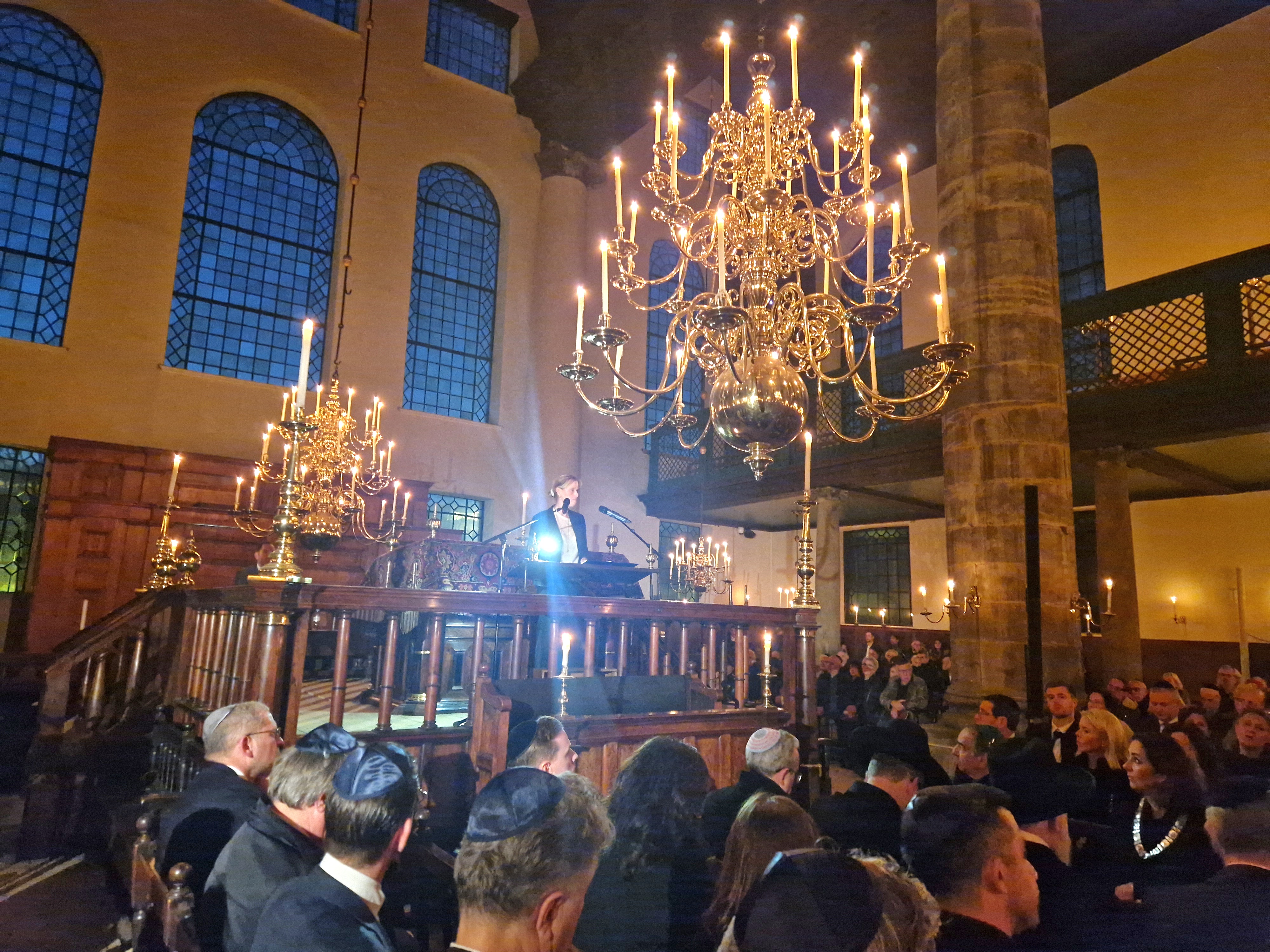 Bondsminister Karin Prien, Kristallnachtherdenking Amsterdam: hoe snel haat om kan slaan in geweld